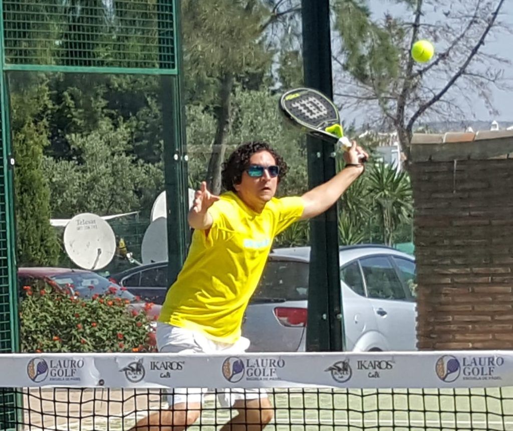 Ariel Saba jugando al pádel en Lauro Golf Resort