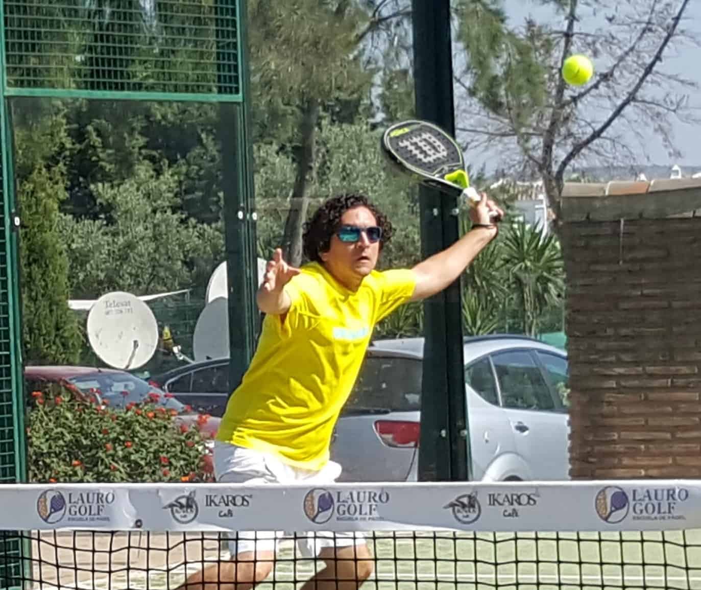 Ariel Saba jugando al pádel en Lauro Golf Resort